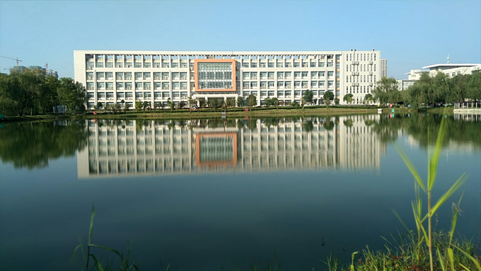 一等奖20 《大明湖》摄于小湖 艺设161王亚飞.jpg